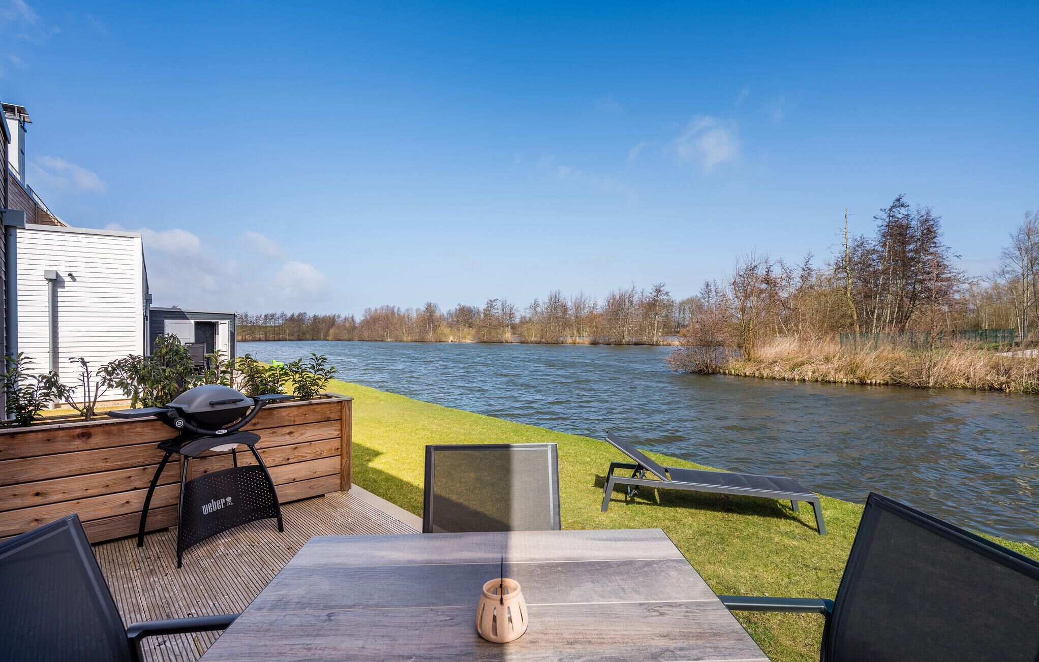 تن اول الطعام بالخارج