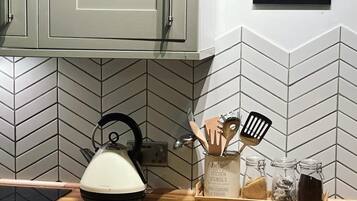 Fridge, oven, dishwasher, coffee/tea maker