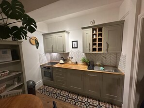 Réfrigérateur, four, lave-vaisselle, cafetière/bouilloire