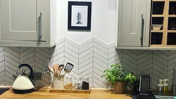 Fridge, oven, dishwasher, coffee/tea maker