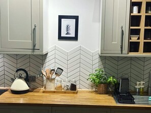 Een koelkast, een oven, een vaatwasser, een koffiezetapparaat/waterkoker