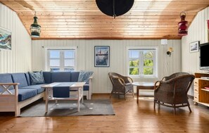 TV, fireplace - Lovely home in Farsund with Wi-Fi (Farsund)