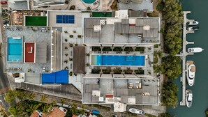 A multi-level hotel with several swimming pools, a marina with boats, and a tropical setting. - Quinta San Miguel alberca y playa 5 min (Nuevo Nayarit)