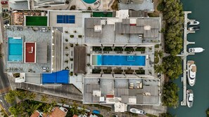 A multi-level hotel with several swimming pools, a marina with boats, and a tropical setting. - Quinta San Miguel alberca y playa 5 min (Nuevo Nayarit)