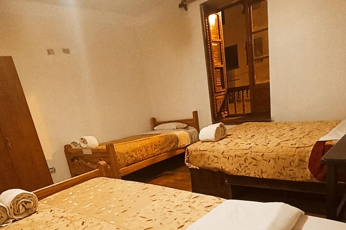 Deluxe driepersoonskamer | Verduisterende gordijnen, gratis wifi, beddengoed, rolstoeltoegankelijk