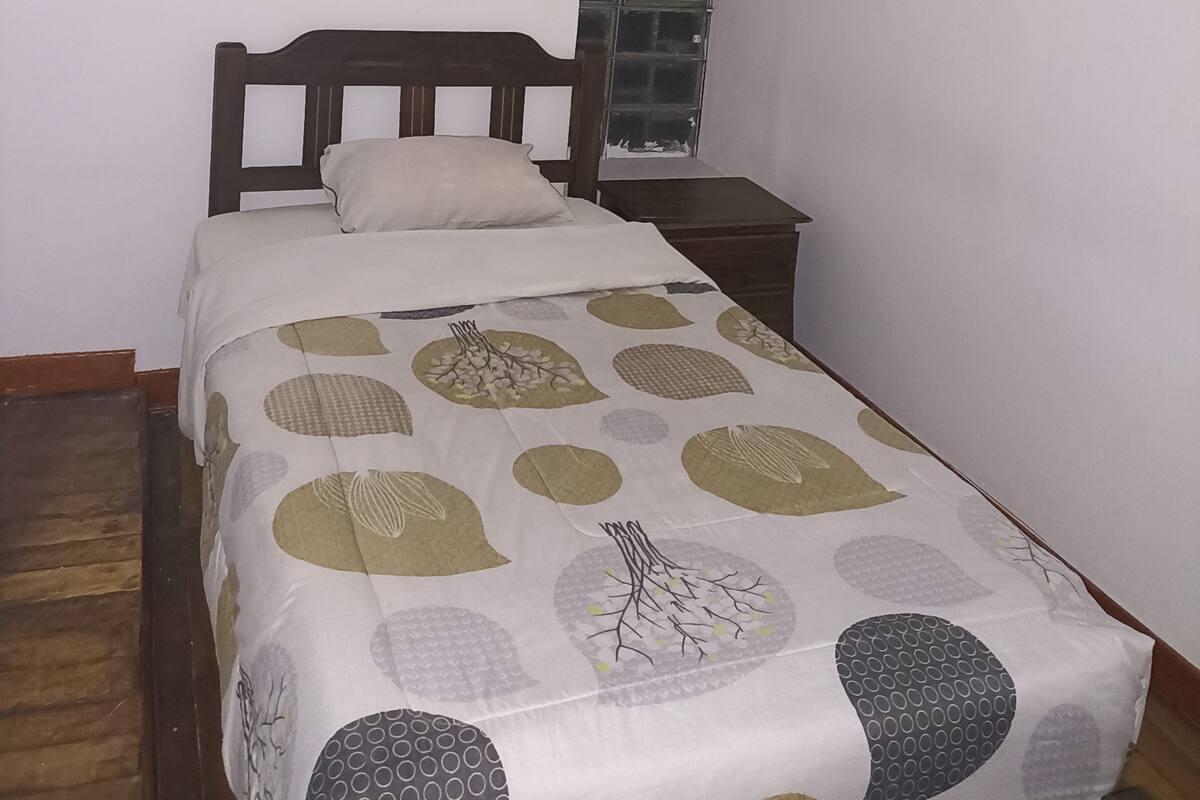 Habitación estándar con 2 camas individuales | Cortinas opacas, wifi gratis, ropa de cama