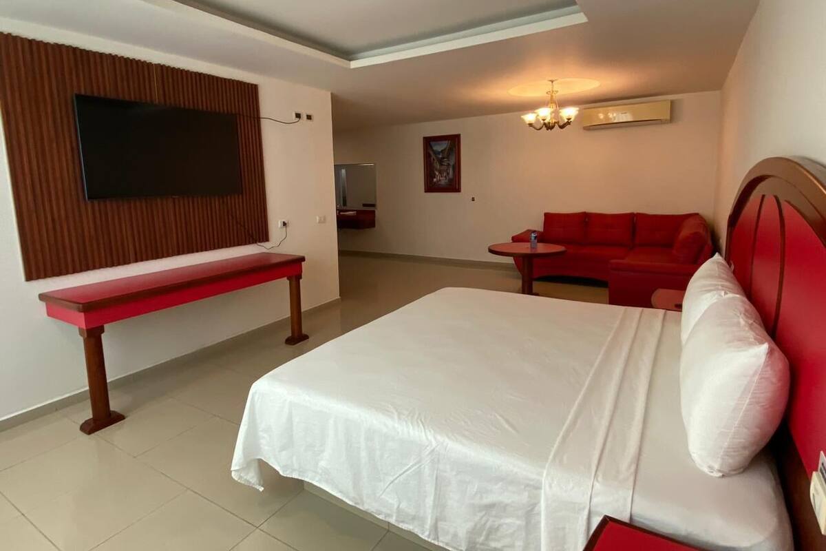 1 habitación, ropa de cama hipoalergénica y escritorio