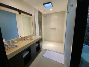 ラグジュアリー ルーム ダブルベッド 2 台 ガーデンビュー | バスルーム | シャワー、レインフォールシャワー、バスアメニティ (無料)、タオル