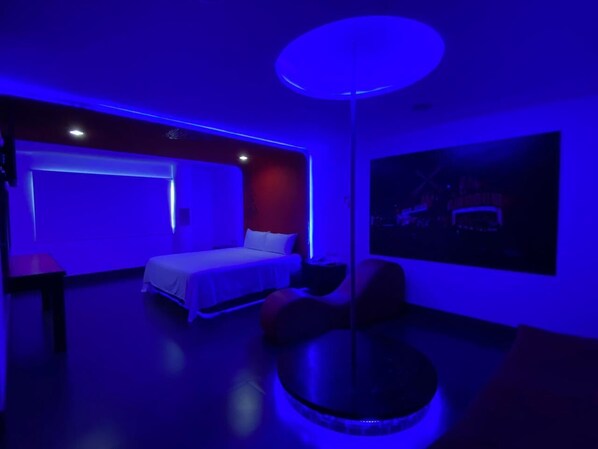 エリート ルーム | 低刺激性寝具、デスク、ノートパソコン用作業スペース、WiFi (無料)