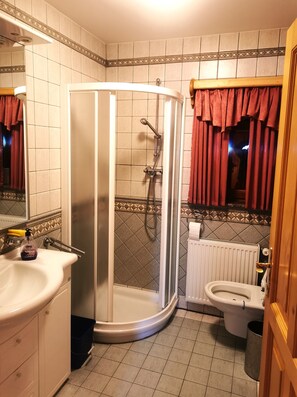 Haartrockner, Handtücher, Seife, Toilettenpapier