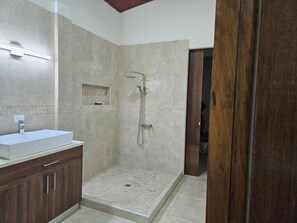 Asciugamani, sapone, shampoo, carta igienica