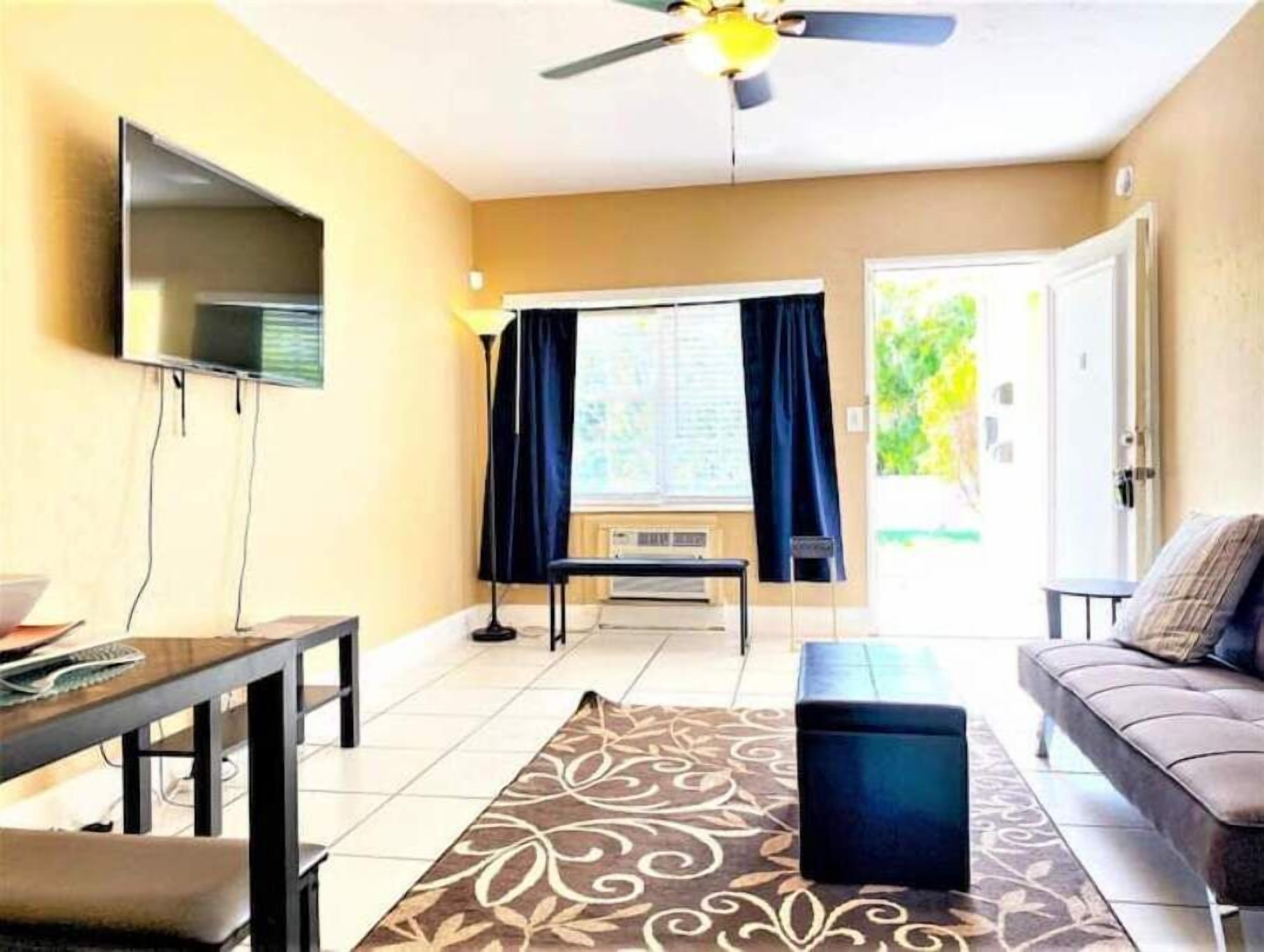 Furry Friend's Furnished Flat 1-bedroom near beach