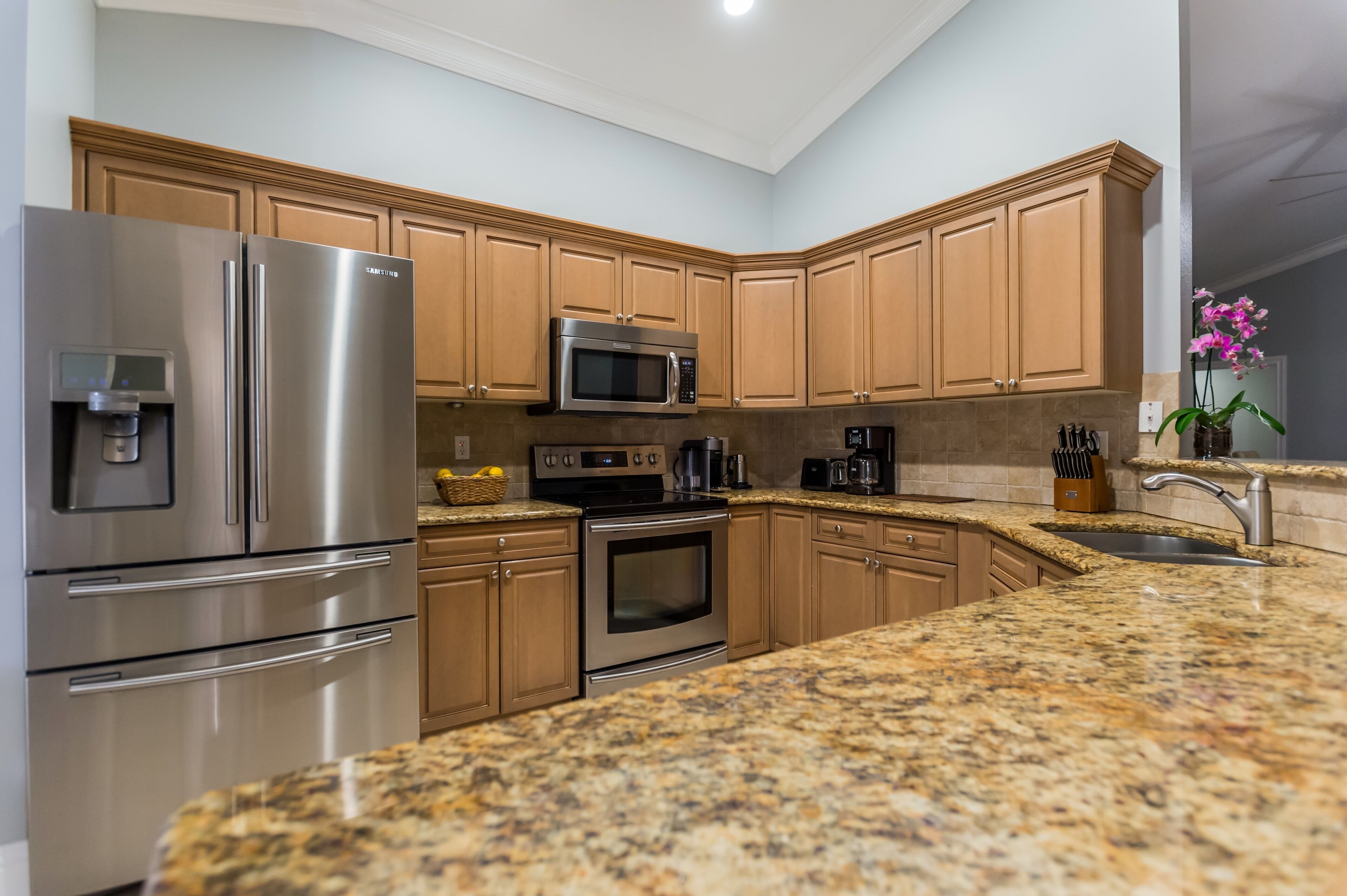 Kylskåp, mikrovågsugn, ugn och spishäll