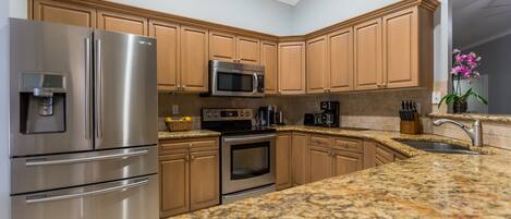 Kylskåp, mikrovågsugn, ugn och spishäll