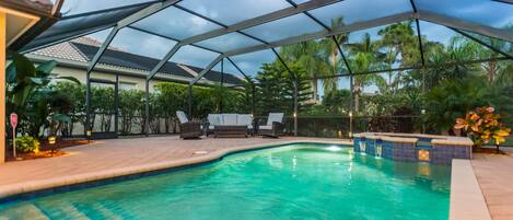 Een buitenzwembad en een verwarmd zwembad