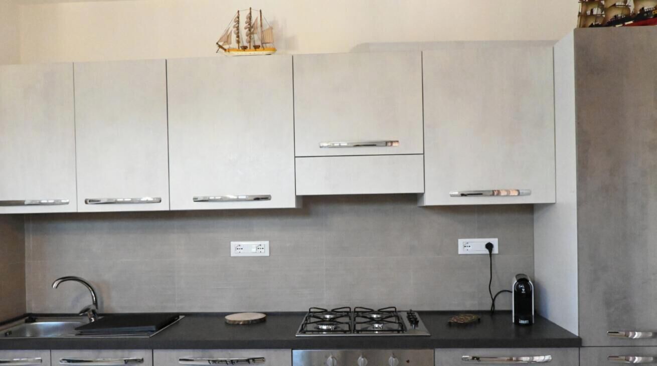 Frigorifero, forno, lavastoviglie, tavolo da pranzo