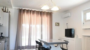 Dining - VIVA3 - Numana, large three-room apartment in villa with swimming pool (Numana)