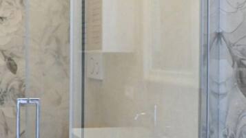 Doccia, bidet, asciugamani