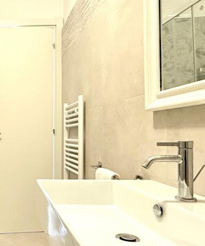 Een douche, een bidet, handdoeken