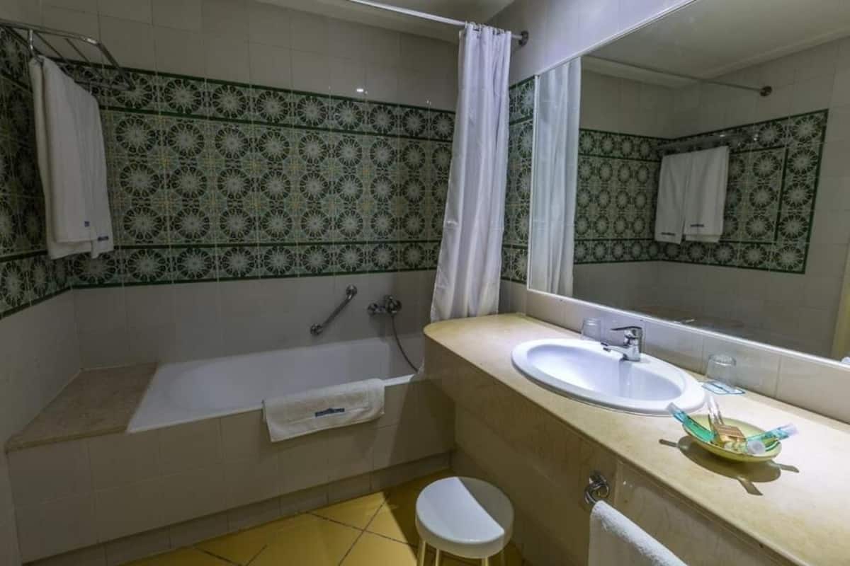 Bañera, artículos de tocador gratuitos, secador de pelo, toallas