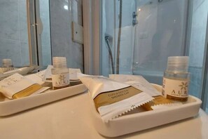 Douche, sèche-cheveux, bidet, serviettes fournies