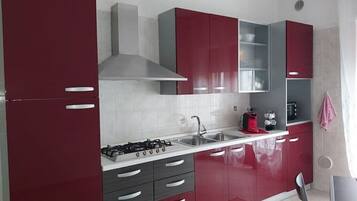 Kühlschrank, Ofen, Herdplatte, Geschirrspüler