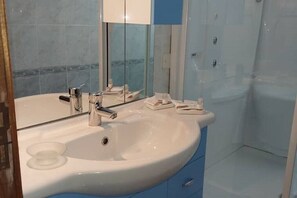 Shower, hair dryer, bidet, towels - Casa Lodi holiday home (Eboli)