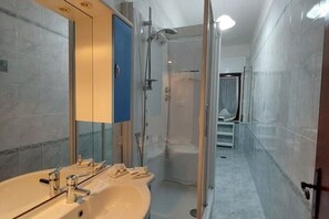 Shower, hair dryer, bidet, towels - Casa Lodi holiday home (Eboli)