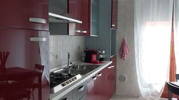 Frigorifero, forno, piano cottura, lavastoviglie