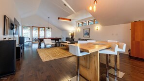 Interior - The Pinnacle: 3 bedroom mountain home with hot tub (Golden)