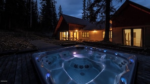 Terrace/patio - The Pinnacle: 3 bedroom mountain home with hot tub (Golden)