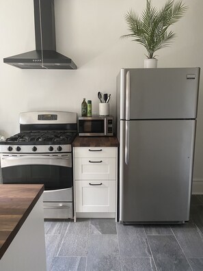 Een koelkast, een microgolfoven, een oven, een kookplaat