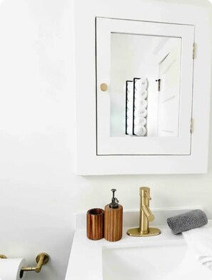 Een douche, een haardroger, handdoeken, zeep