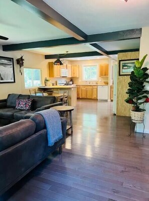 テレビ、暖炉、テーブルサッカー台、プリンター