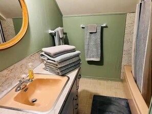 Secador de cabelo, toalhas de banho, sabonete, papel higiênico