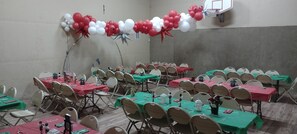 Dining - 4B Miracle Lodge-Indoor Court-Stay&Play Together-Staycation/Reunions/Events/Ski (South Jordan)