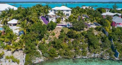 Tropical Retreat: 360° Views, Pool, Beaches Nearby