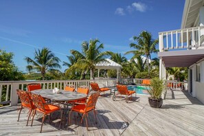 Outdoor dining - Tropical Villa Paradise: Pool, Beach & 360° Views (Providenciales)