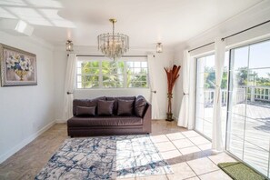 Smart TV, offices - Tropical Villa Paradise: Pool, Beach & 360° Views (Providenciales)