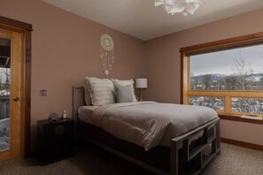 3 soverom, skrivebord, strykejern/-brett og wi-fi (inkludert)