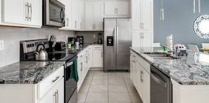 Frigorífico, microondas, horno y placa de cocina