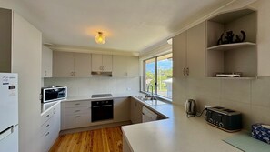 Fridge, microwave, oven, stovetop - Island Family Retreat (Saint Georges Basin)