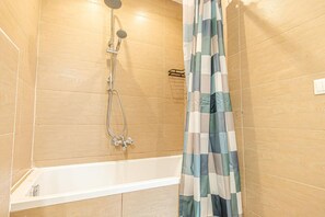 Een douche, een haardroger, handdoeken, shampoo