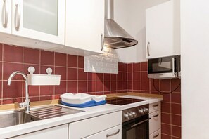 冷蔵庫、電子レンジ、オーブン、コンロ