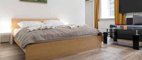 2 bedrooms, travel cot, free WiFi, bed sheets