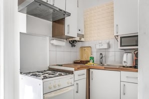 Frigorífico, microondas, horno y placa de cocina