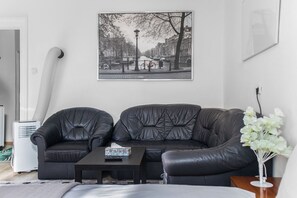 Living area - Cozy 1BR Apt. near Millenium Tower & Danube River (Vienna)