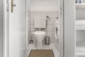 Een haardroger, shampoo, toiletpapier