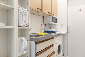 Fridge, microwave, oven, stovetop - Pleasant 1BR Aprt. near The Danube & Millenium T. (Wien)