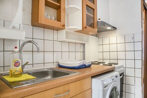 Køleskab, mikrobølgeovn, ovn, kogeplade